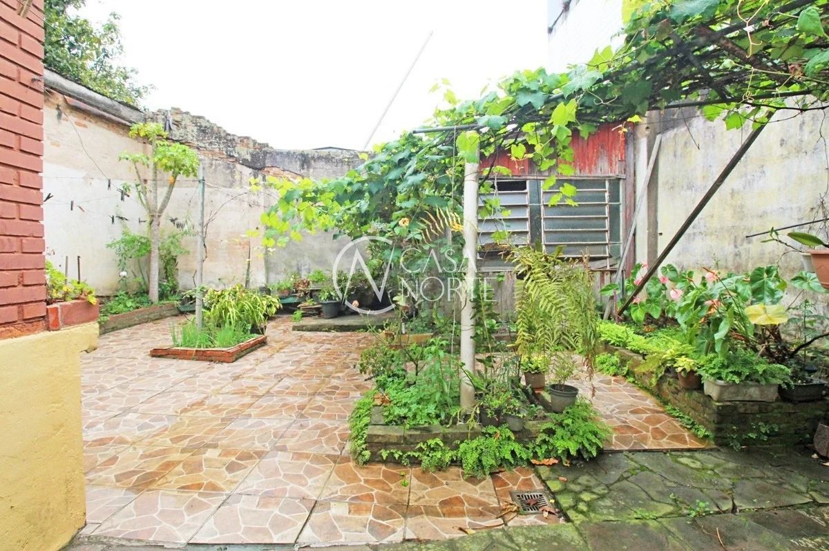 Casa à venda com 3 quartos, 154m², 3 vagas, Rua Umbú no bairro Passo da Areia em Porto Alegre