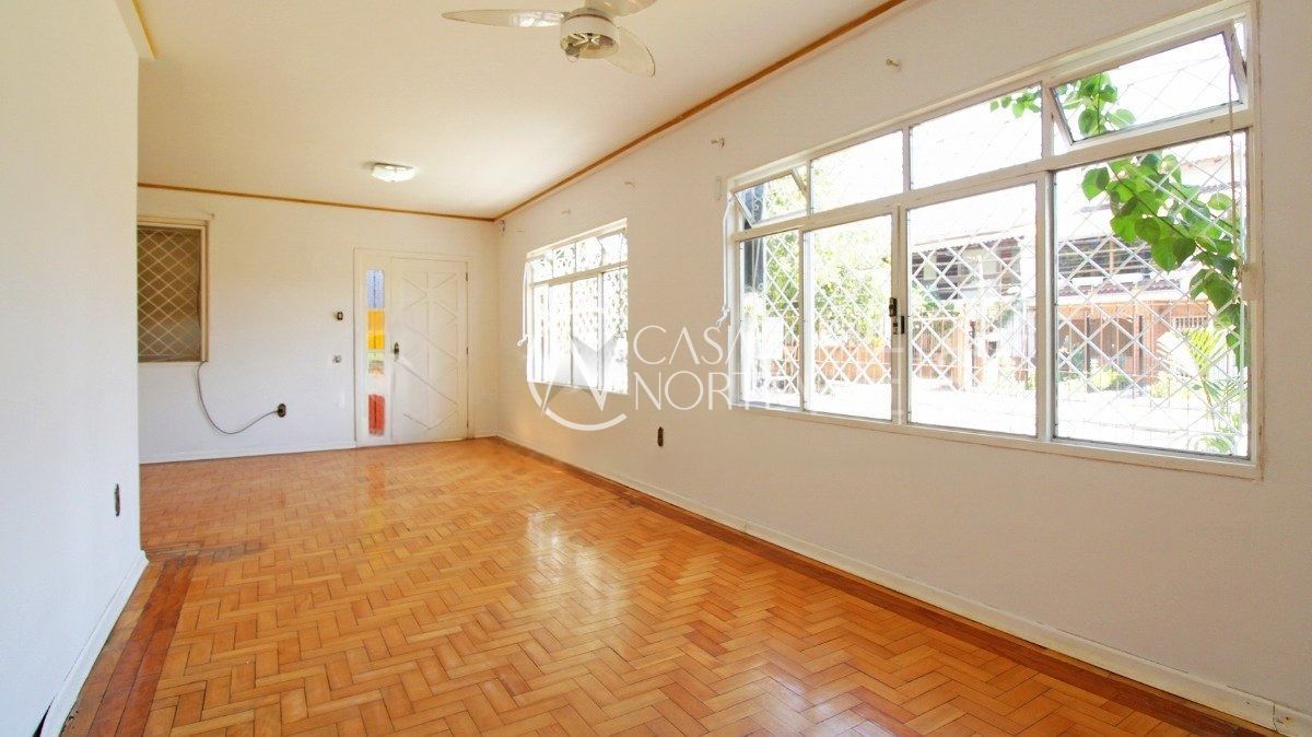 Casa à venda com 4 quartos, 220m², 1 suíte, 5 vagas, Rua Doutor Alberto Albertini no bairro São Sebastião em Porto Alegre