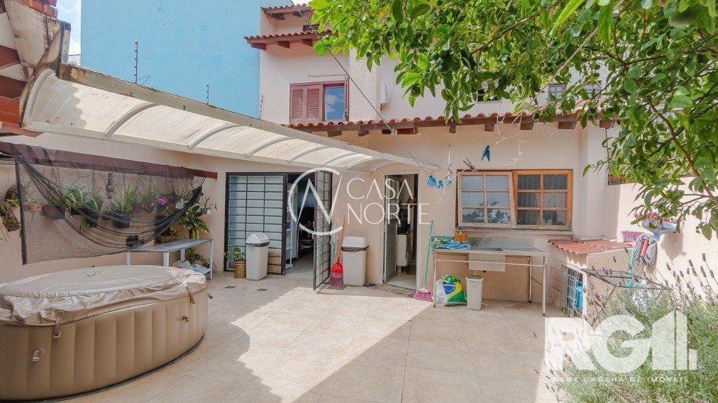 Casa à venda com 3 quartos, 210m², 1 suíte, 3 vagas, Rua Heitor Manganelli no bairro Jardim Itu em Porto Alegre