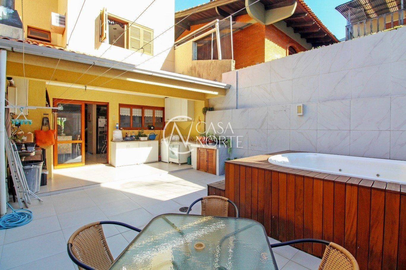 Casa à venda com 3 quartos, 285m², 1 suíte, 3 vagas, Rua Alberto Silva no bairro Vila Ipiranga em Porto Alegre
