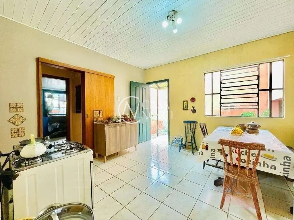 Casa à venda com 3 quartos, 307m², 2 suítes, 3 vagas, Rua Capibaribe no bairro São Sebastião em Porto Alegre