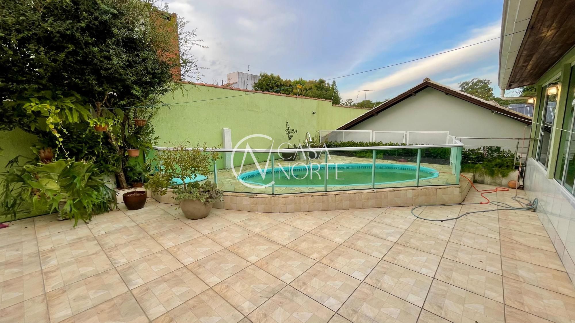 Casa à venda com 3 quartos, 388m², 1 suíte, 3 vagas, Avenida Benno Mentz no bairro Vila Ipiranga em Porto Alegre