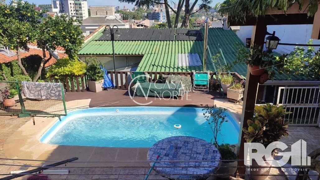 Casa à venda com 3 quartos, 230m², 1 suíte, 2 vagas, Rua Professor Ulisses Cabral no bairro Chácara das Pedras em Porto Alegre