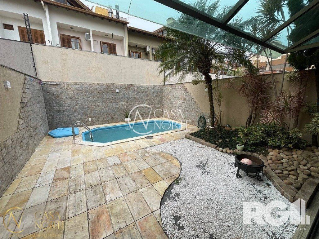 Casa à venda com 3 quartos, 253m², 1 suíte, 3 vagas, Rua Professor Isidoro La Porta no bairro Jardim Planalto em Porto Alegre