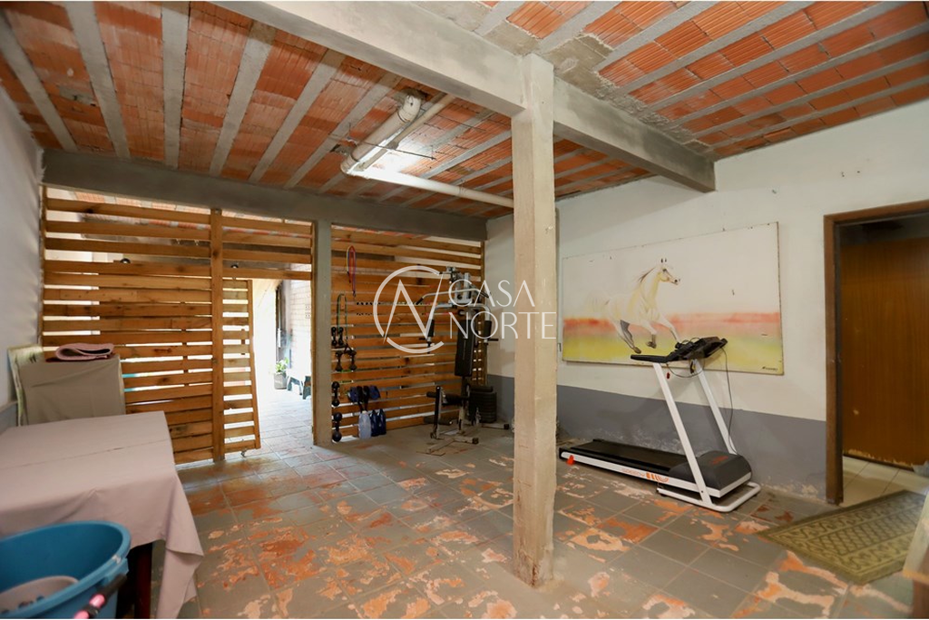 Casa à venda com 6 quartos, 380m², 1 suíte, Rua Açucena no bairro Lomba do Pinheiro em Porto Alegre