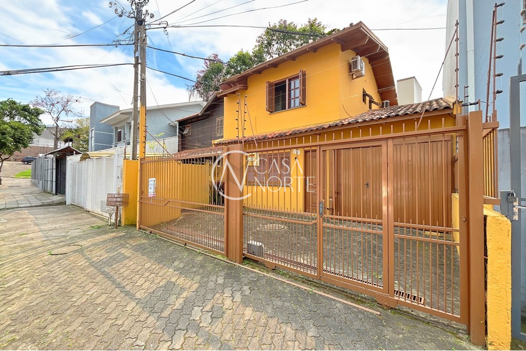 Casa à venda com 3 quartos, 156m², 1 suíte, 3 vagas, Giobatta Giuseppe Petracco no bairro Vila Nova em Porto Alegre