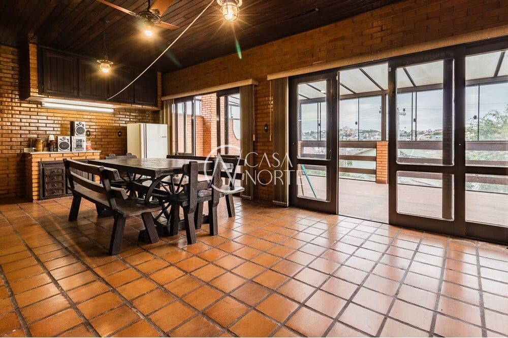 Casa à venda com 3 quartos, 380m², 1 suíte, 4 vagas, Kuluene no bairro Partenon em Porto Alegre