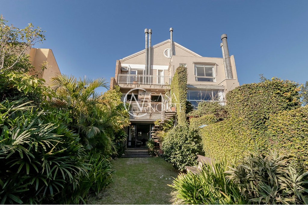 Casa à venda com 3 quartos, 299m², 1 suíte, 3 vagas, Avenida General Barreto Viana no bairro Chácara das Pedras em Porto Alegre