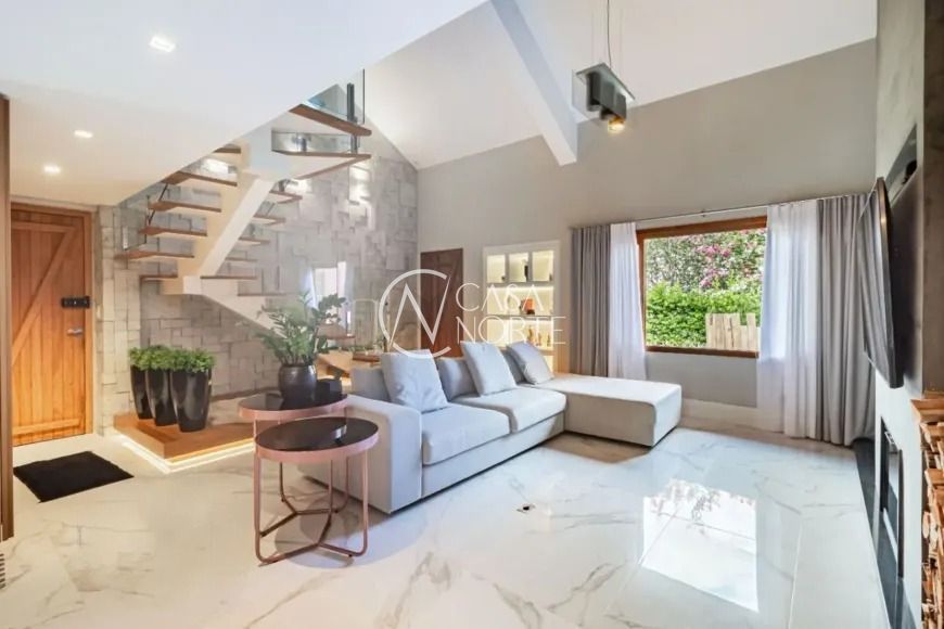 Casa à venda com 3 quartos, 319m², 2 suítes, 3 vagas, Rua Amaragi no bairro Cristo Redentor em Porto Alegre
