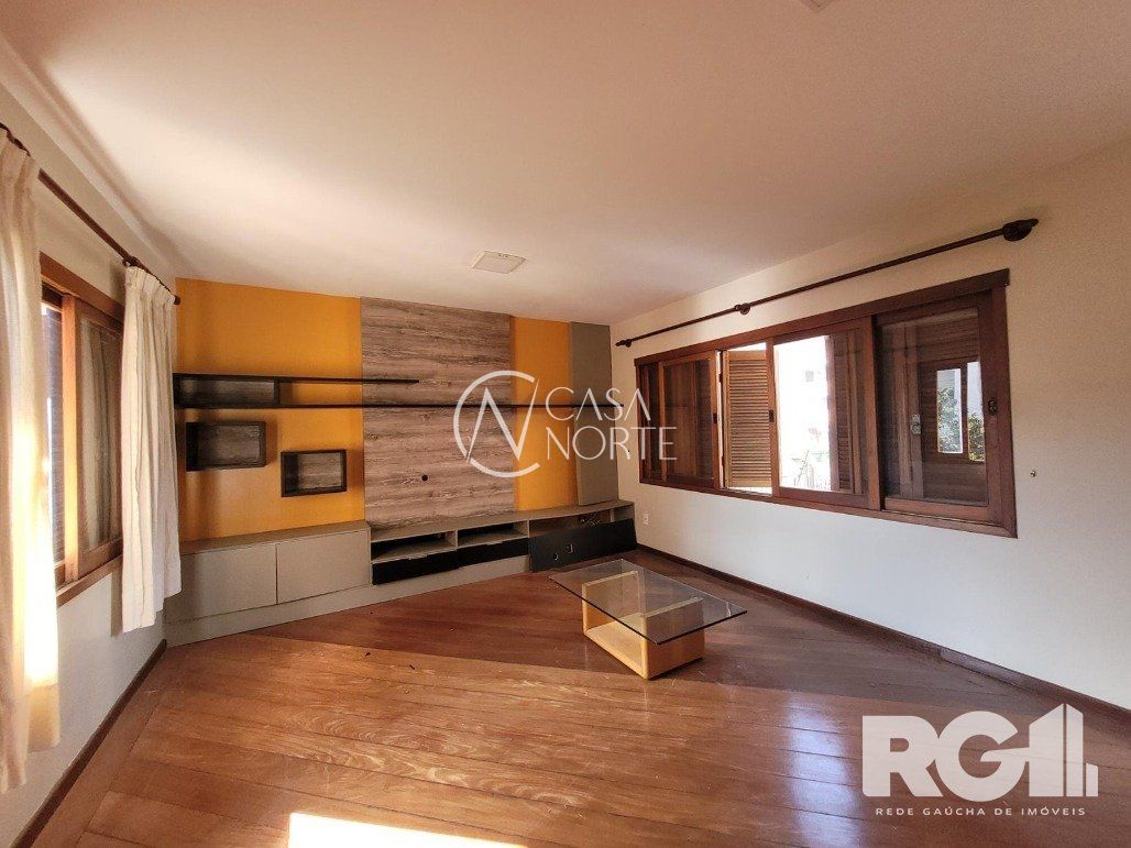 Casa à venda com 5 quartos, 357m², 1 suíte, 4 vagas, Rua Professor Ivo Corseuil no bairro Petrópolis em Porto Alegre