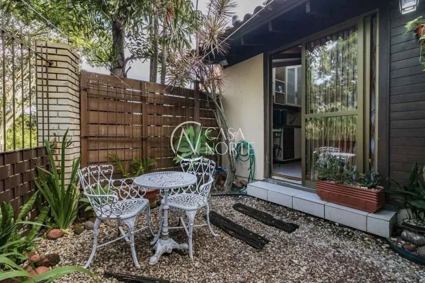 Casa de Condomínio à venda com 3 quartos, 101m², 1 suíte, 2 vagas, Rua Manoel Lopes Meirelles no bairro Jardim Itu-Sabará em Porto Alegre