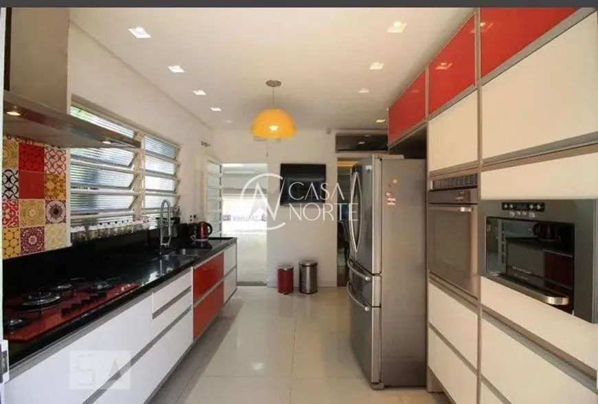 Casa à venda com 3 quartos, 170m², 1 suíte, 3 vagas, Rua Monteverdi no bairro São Sebastião em Porto Alegre