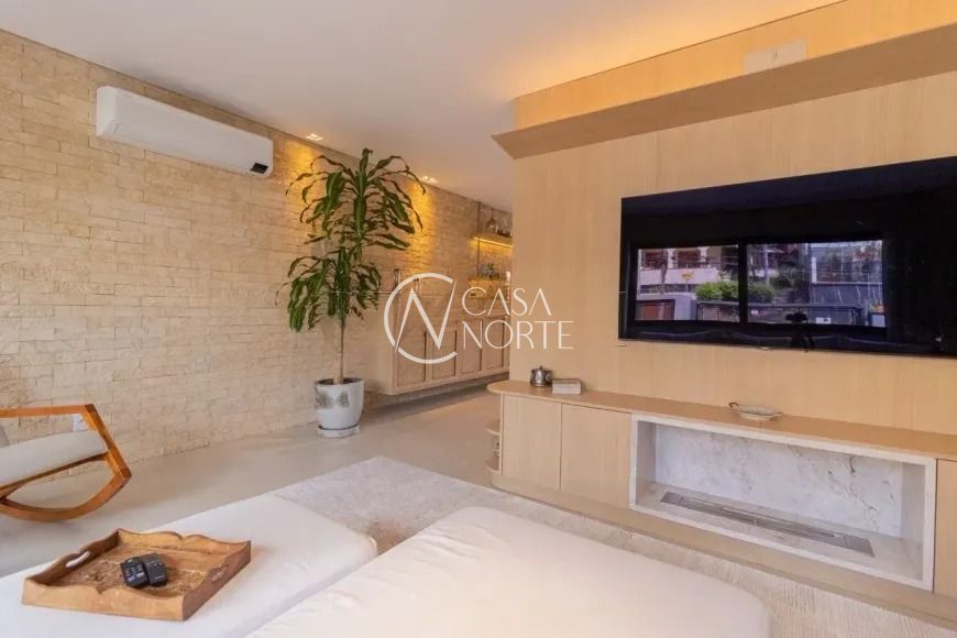 Casa à venda com 4 quartos, 210m², 3 suítes, 2 vagas, Rua Miracema no bairro Chácara das Pedras em Porto Alegre