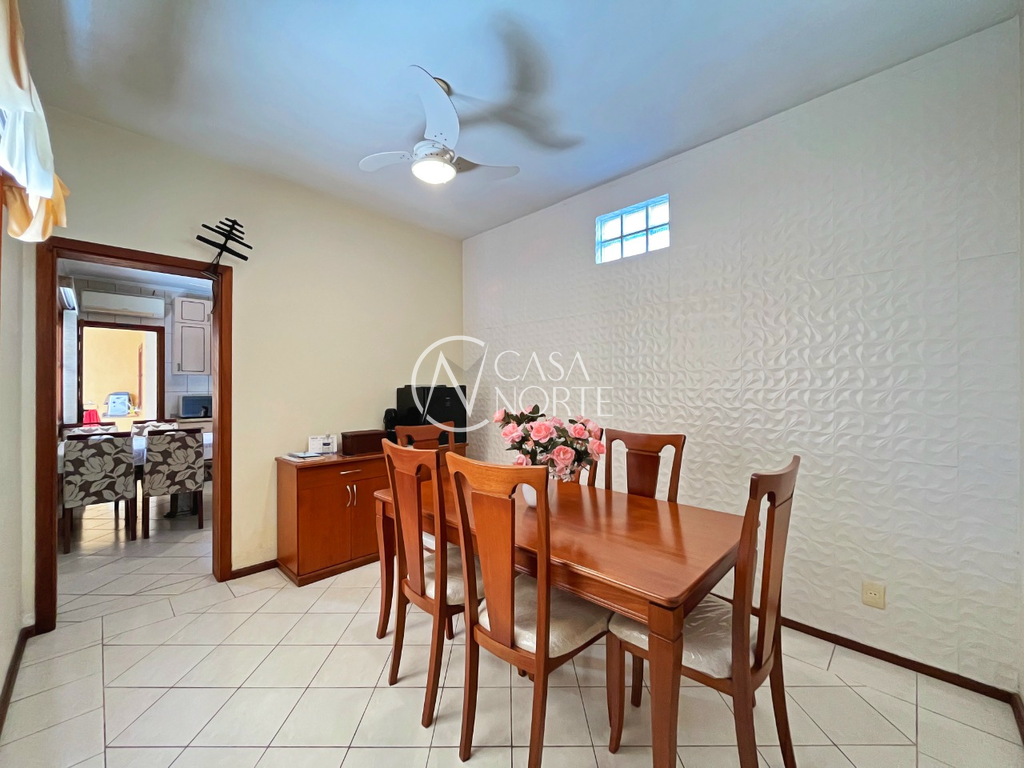Casa à venda com 3 quartos, 210m², 1 suíte, 5 vagas, Rua São Manoel no bairro Santana em Porto Alegre