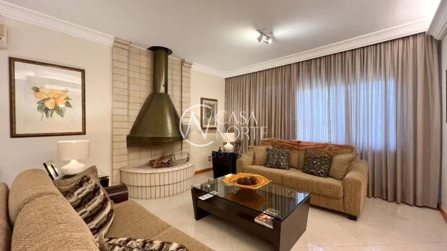 Casa à venda com 4 quartos, 250m², 1 suíte, 4 vagas, Rua Maria Montessori no bairro São Sebastião em Porto Alegre