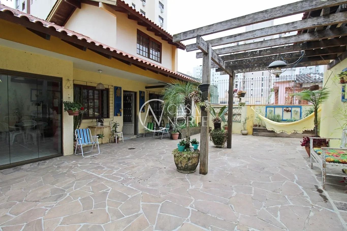 Casa à venda com 3 quartos, 198m², 1 suíte, 2 vagas, Rua Acélio Daudt no bairro Passo da Areia em Porto Alegre