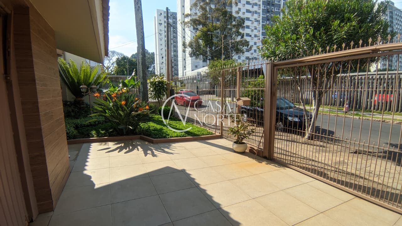 Casa à venda com 3 quartos, 250m², 1 suíte, 2 vagas, Rua Maria Montessori no bairro Jardim Lindóia em Porto Alegre