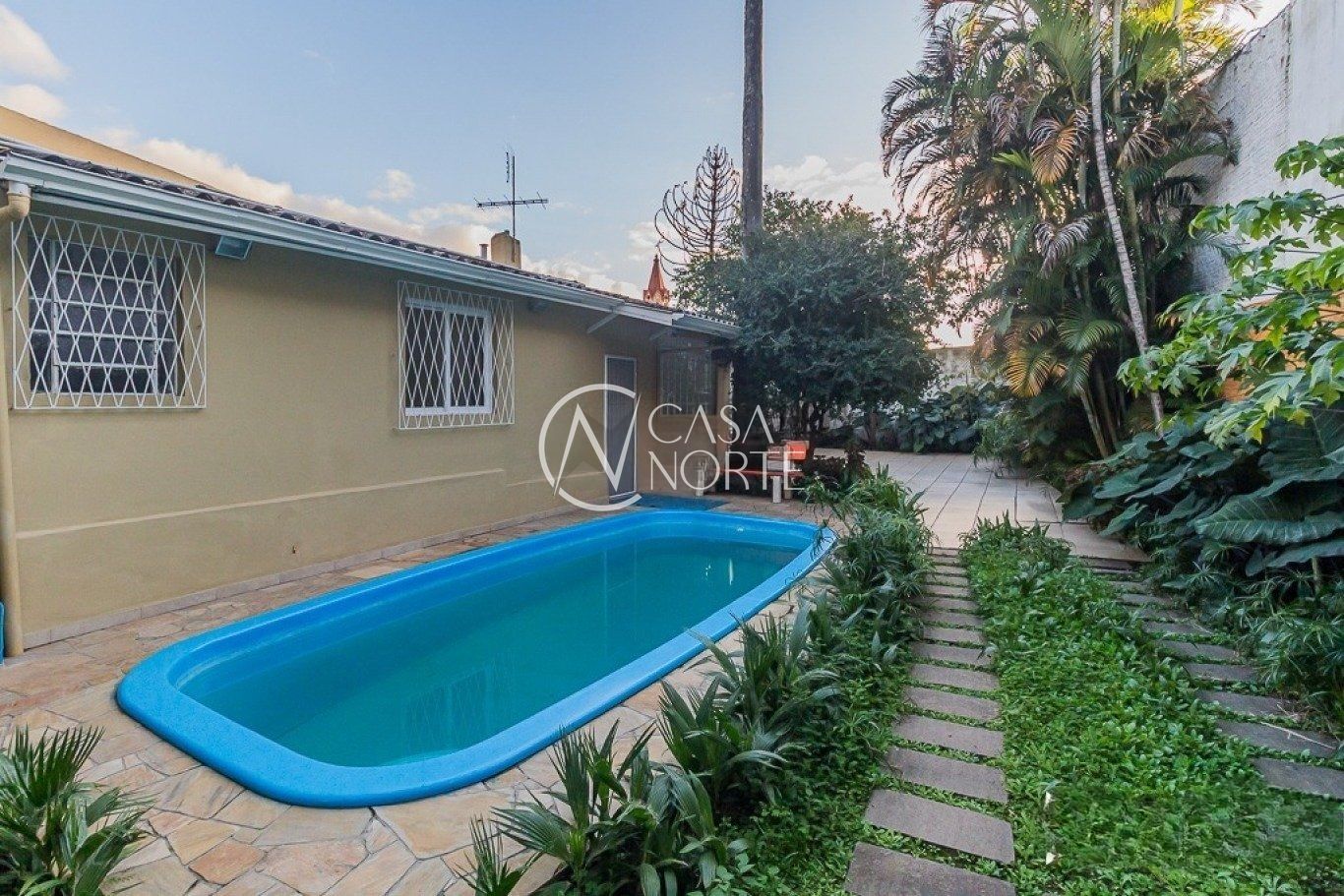 Casa à venda com 3 quartos, 307m², 1 suíte, 2 vagas, Rua Frederico Mentz no bairro Navegantes em Porto Alegre