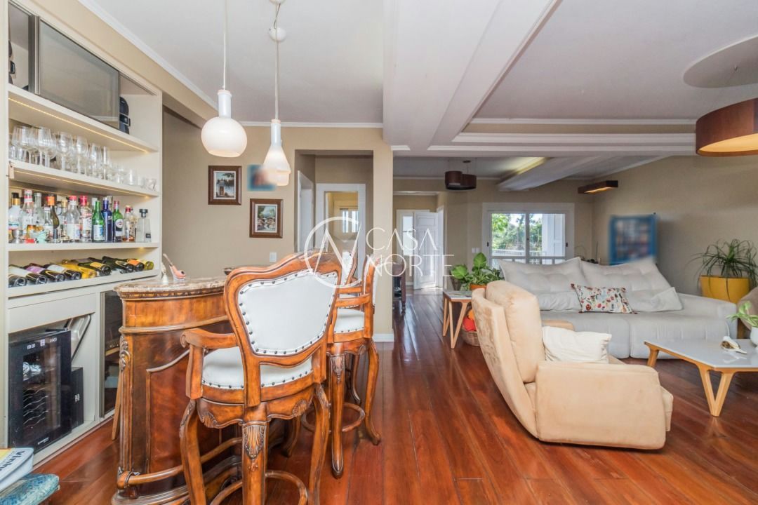 Casa à venda com 4 quartos, 570m², 4 suítes, 6 vagas, Avenida General Barreto Viana no bairro Chácara das Pedras em Porto Alegre