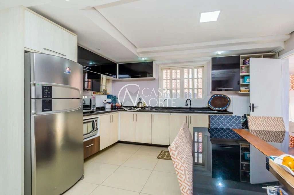 Casa à venda com 4 quartos, 226m², 1 suíte, 2 vagas, Rua Três Passos no bairro Passo da Areia em Porto Alegre