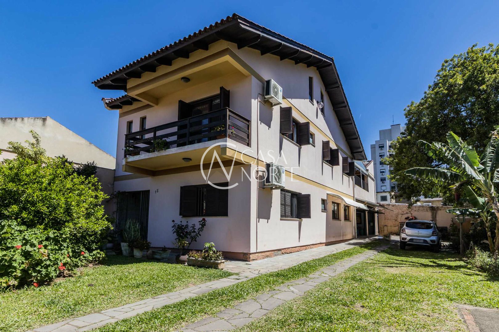 Casa à venda com 3 quartos, 292m², 1 suíte, 5 vagas, Rua Álvaro Guterres no bairro Tristeza em Porto Alegre