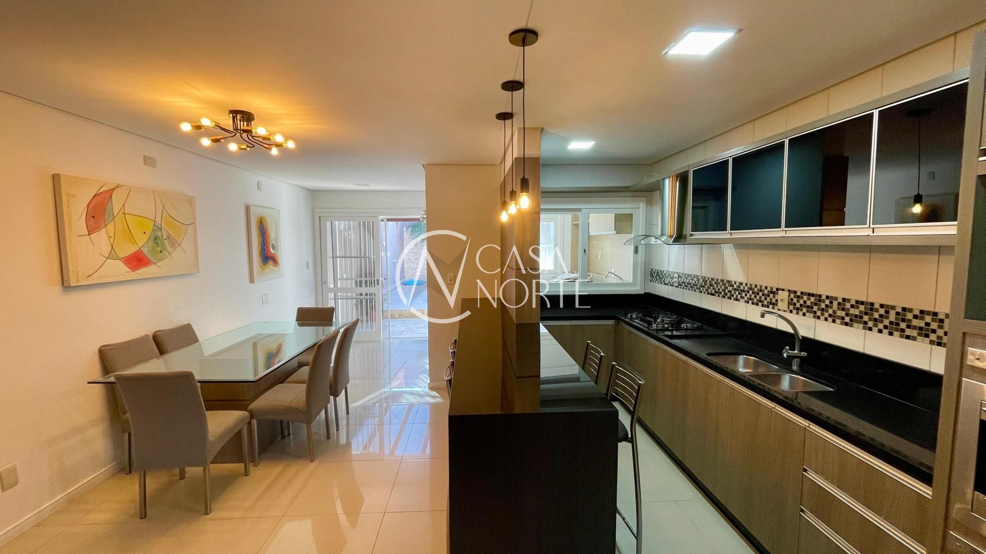 Casa à venda com 3 quartos, 210m², 2 suítes, 3 vagas, Rua Leite de Castro no bairro Vila Ipiranga em Porto Alegre