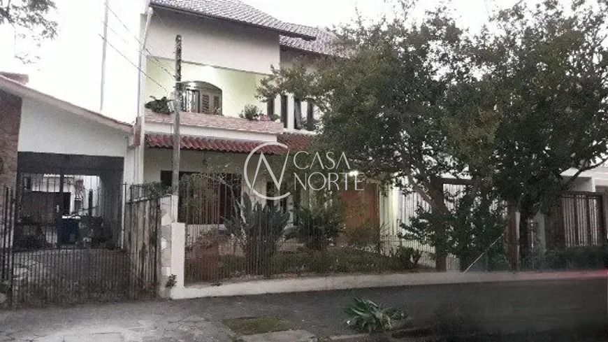 Casa à venda com 4 quartos, 364m², 1 suíte, 3 vagas, Rua Doutor José Éboli no bairro Jardim Itu em Porto Alegre