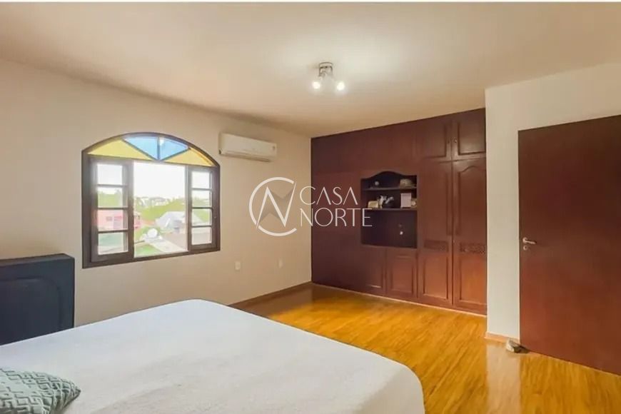 Casa à venda com 4 quartos, 208m², 1 suíte, 2 vagas, Rua Vicente Celestino no bairro Rubem Berta em Porto Alegre