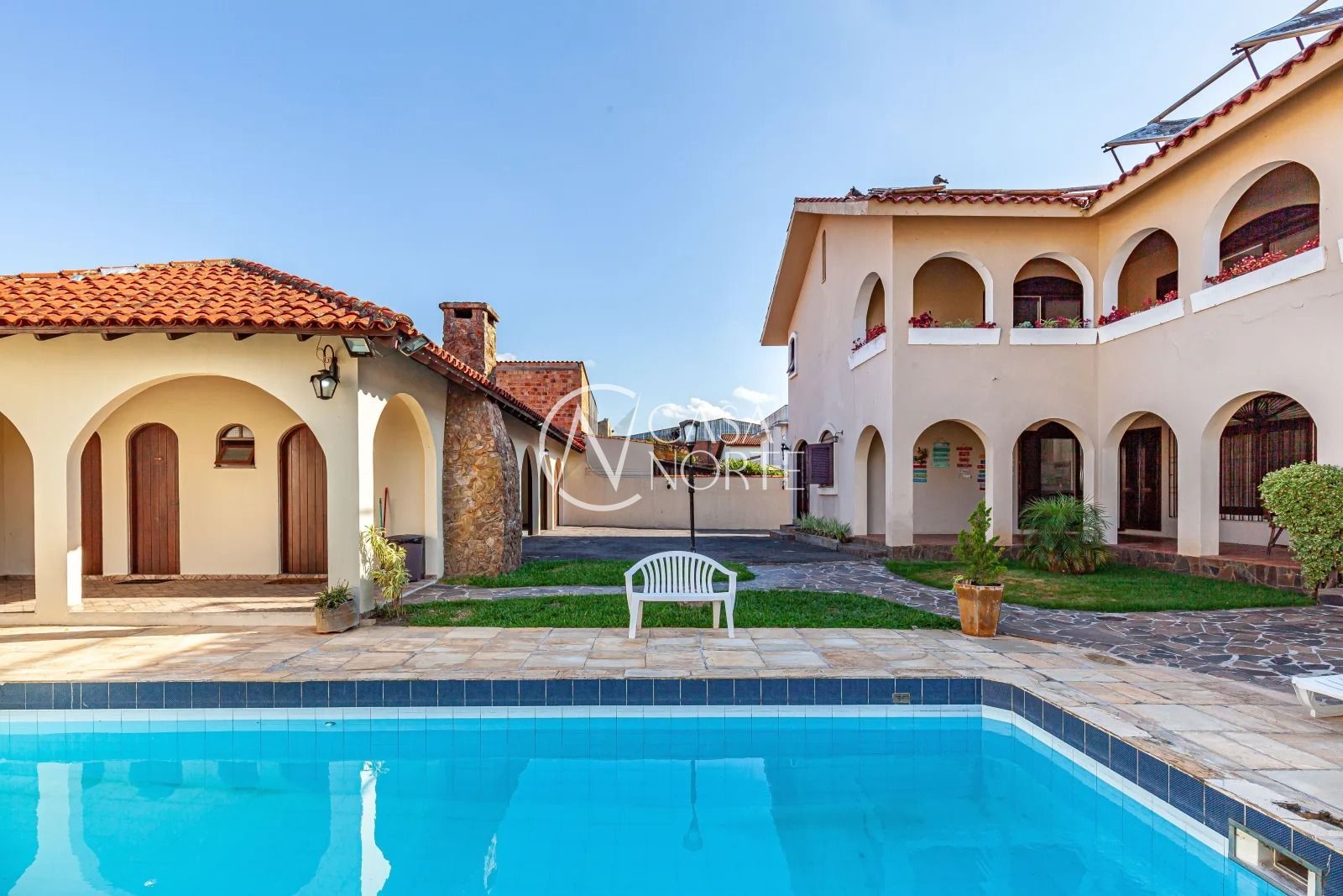 Casa à venda com 6 quartos, 546m², 2 suítes, 8 vagas, Rua Paulo Blaschke no bairro Jardim Planalto em Porto Alegre