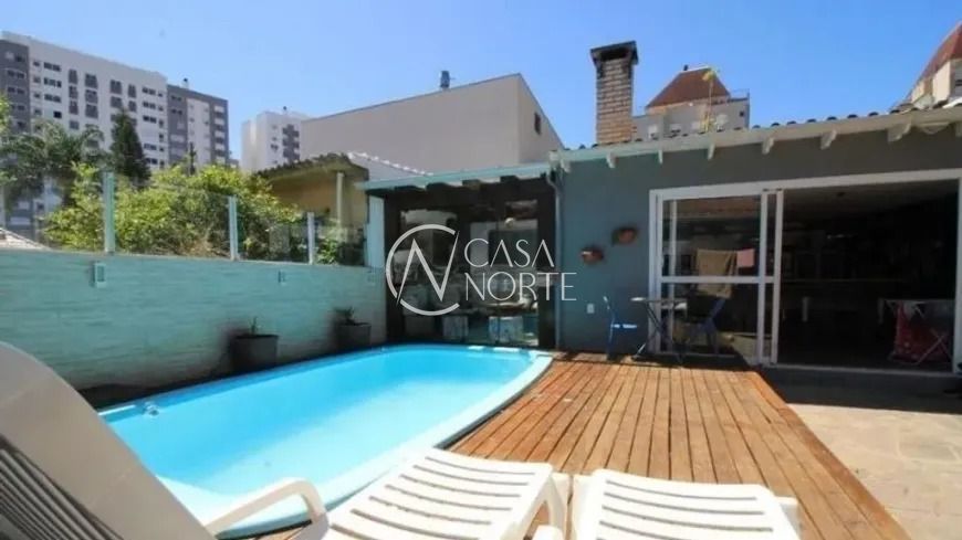 Casa à venda com 3 quartos, 170m², 1 suíte, 3 vagas, Rua Monteverdi no bairro São Sebastião em Porto Alegre