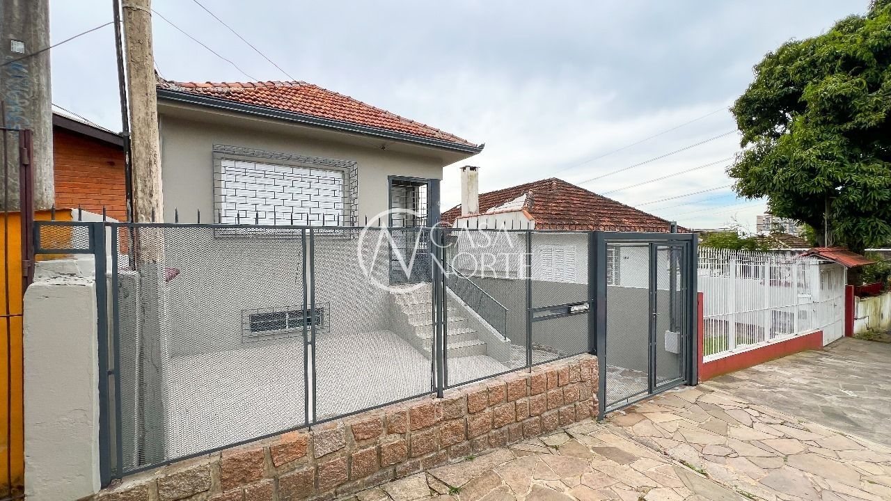 Casa à venda com 3 quartos, 174m², 4 vagas, Rua Augusto Attílio Giordani no bairro São Sebastião em Porto Alegre