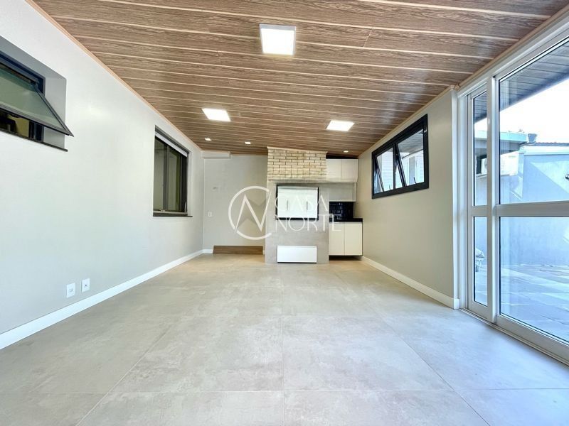 Casa à venda com 3 quartos, 202m², 6 vagas, Rua Rodrigues da Costa no bairro Sarandi em Porto Alegre