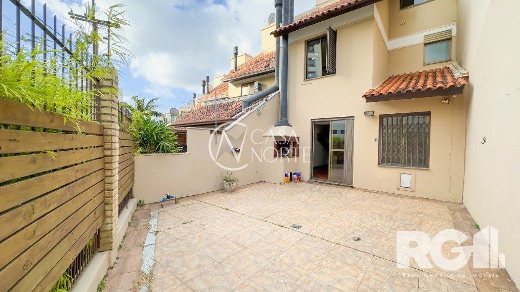 Casa de Condomínio à venda com 3 quartos, 101m², 1 suíte, 2 vagas, Rua Manoel Lopes Meirelles no bairro Jardim Itu-Sabará em Porto Alegre