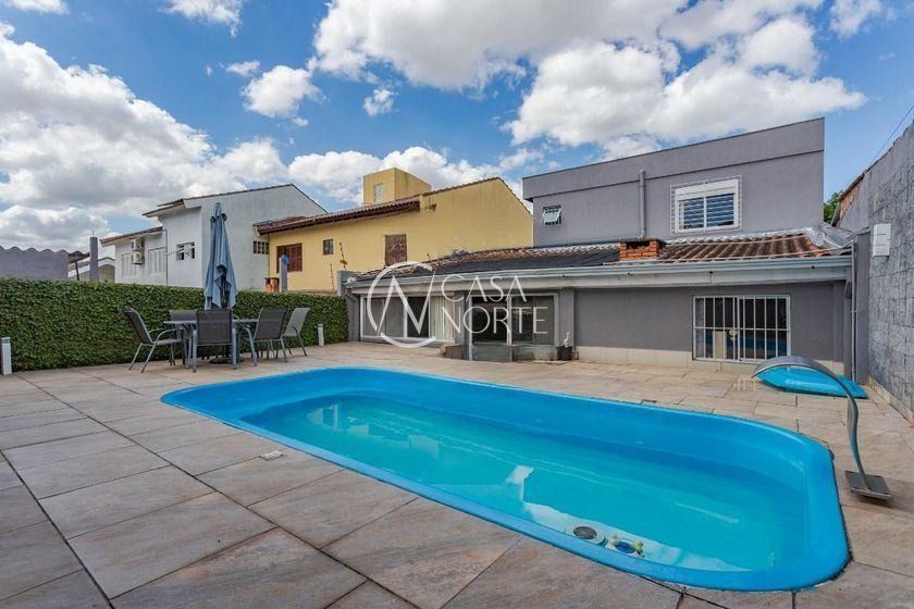 Casa à venda com 3 quartos, 220m², 3 vagas, Rua Francelício Porto no bairro Jardim Sabará em Porto Alegre