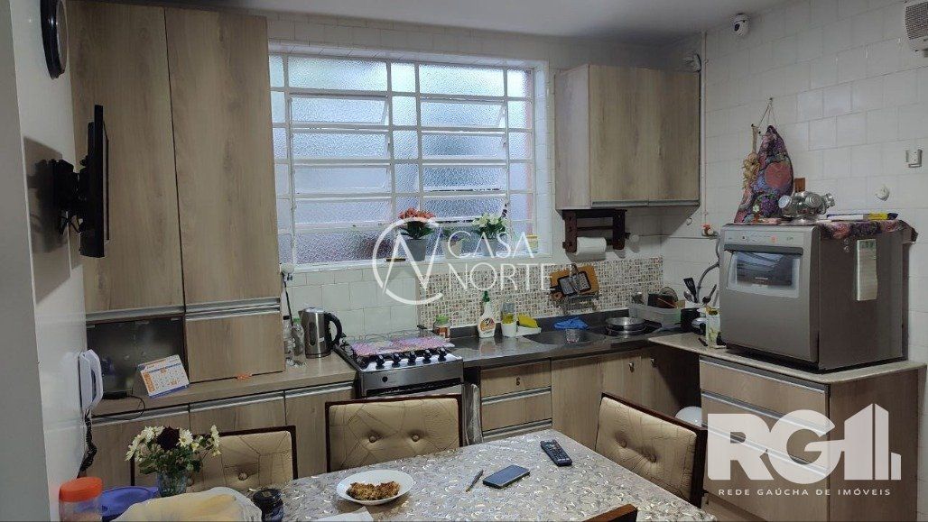 Casa à venda com 3 quartos, 230m², 1 suíte, 2 vagas, Rua Professor Ulisses Cabral no bairro Chácara das Pedras em Porto Alegre
