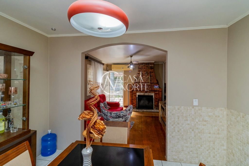 Casa à venda com 3 quartos, 134m², 3 vagas, Rua Nove de Março no bairro Vila Ipiranga em Porto Alegre