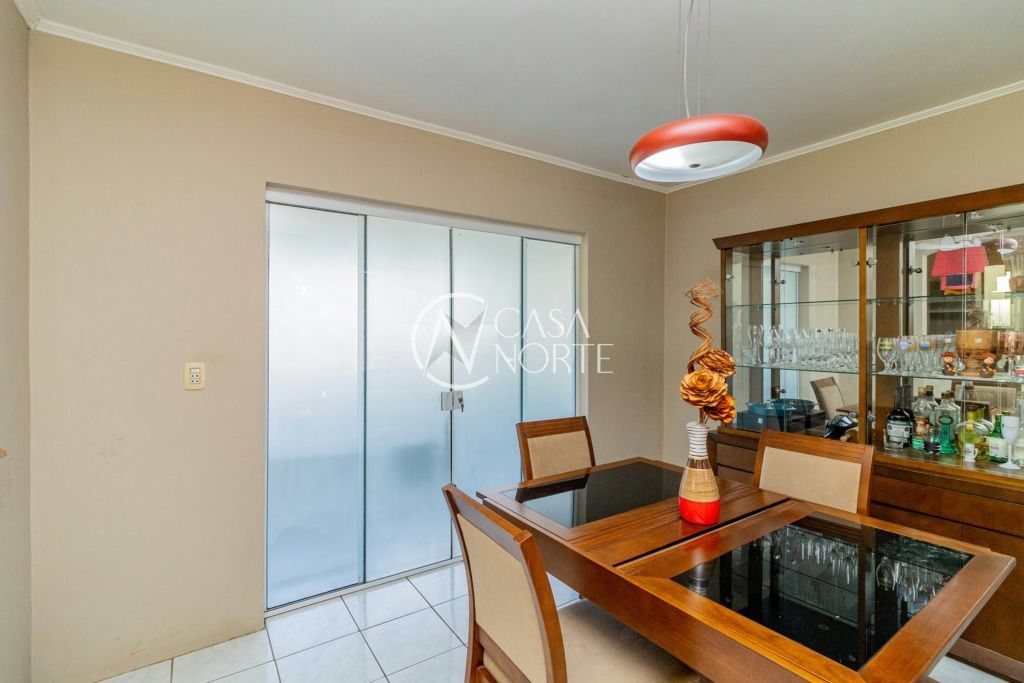 Casa à venda com 3 quartos, 134m², 3 vagas, Rua Nove de Março no bairro Vila Ipiranga em Porto Alegre