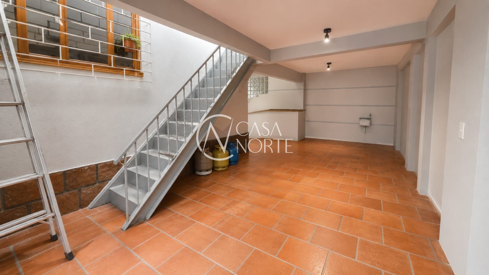 Casa à venda com 3 quartos, 360m², 1 suíte, 5 vagas, Rua Congo no bairro Vila Ipiranga em Porto Alegre