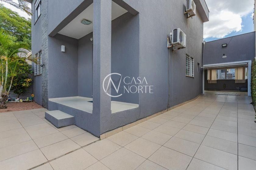 Casa à venda com 3 quartos, 220m², 3 vagas, Rua Francelício Porto no bairro Jardim Sabará em Porto Alegre
