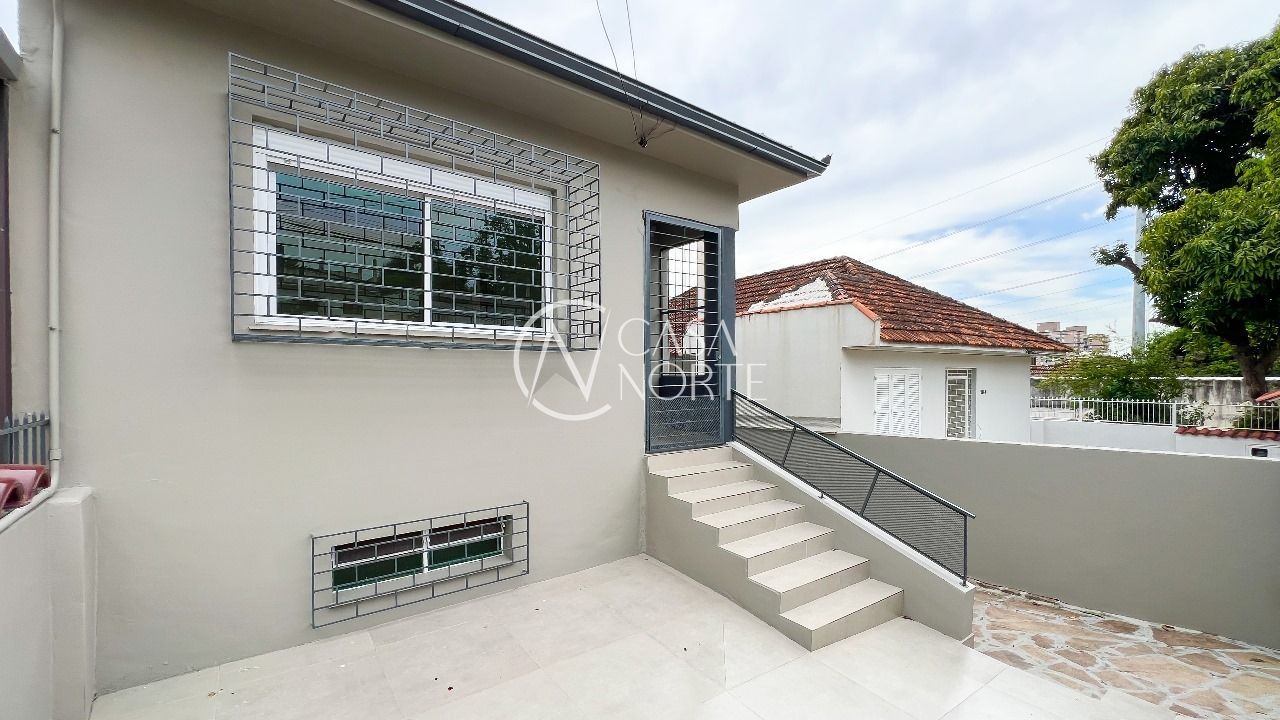 Casa à venda com 3 quartos, 174m², 4 vagas, Rua Augusto Attílio Giordani no bairro São Sebastião em Porto Alegre