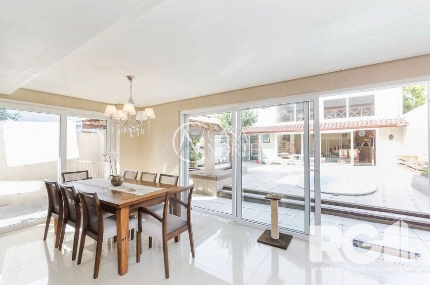 Casa à venda com 5 quartos, 404m², 3 suítes, 4 vagas, Rua Fernando Abbott no bairro Cristo Redentor em Porto Alegre