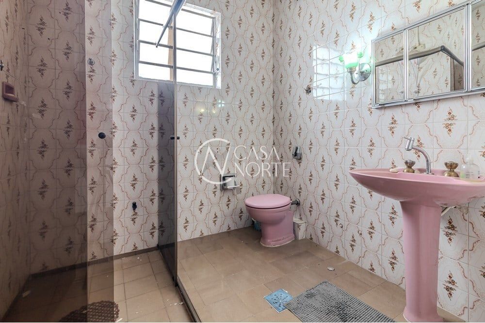 Casa à venda com 6 quartos, 210m², 2 vagas, Fernando Abbott no bairro Passo da Areia em Porto Alegre