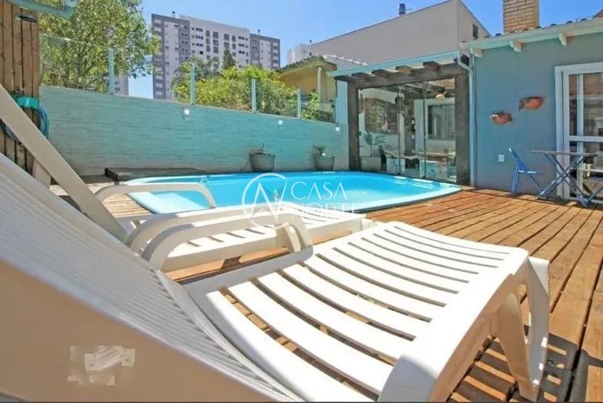 Casa à venda com 3 quartos, 170m², 1 suíte, 3 vagas, Rua Monteverdi no bairro São Sebastião em Porto Alegre