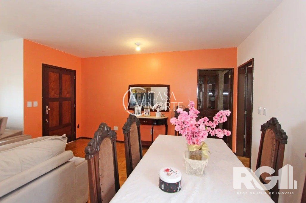 Casa à venda com 4 quartos, 280m², 1 suíte, 4 vagas, Rua Ivan Iglesias no bairro Jardim Sabará em Porto Alegre