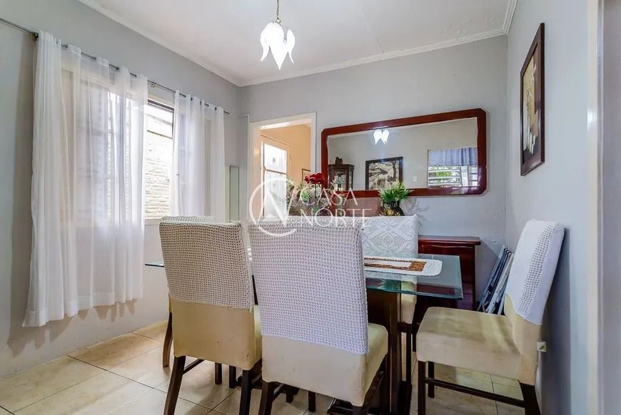 Casa à venda com 3 quartos, 90m², 2 vagas, Rua Augusto Attílio Giordani no bairro São Sebastião em Porto Alegre