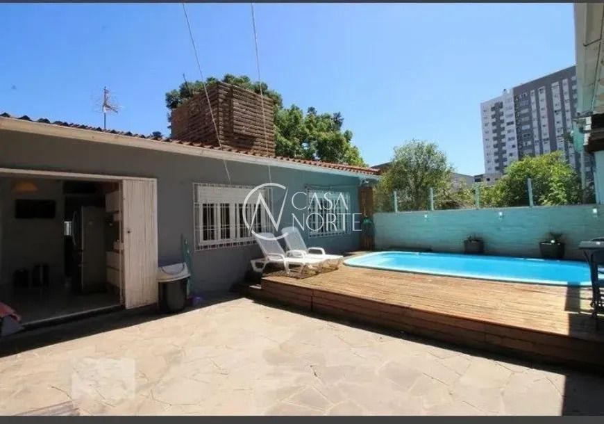 Casa à venda com 3 quartos, 170m², 1 suíte, 3 vagas, Rua Monteverdi no bairro São Sebastião em Porto Alegre