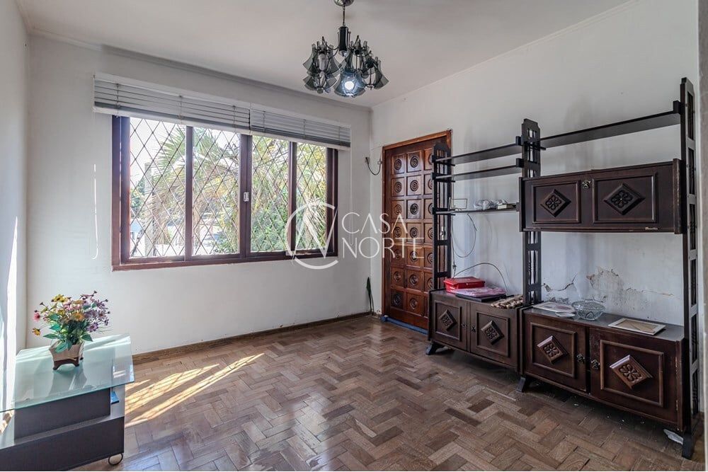 Casa à venda com 6 quartos, 210m², 2 vagas, Fernando Abbott no bairro Passo da Areia em Porto Alegre