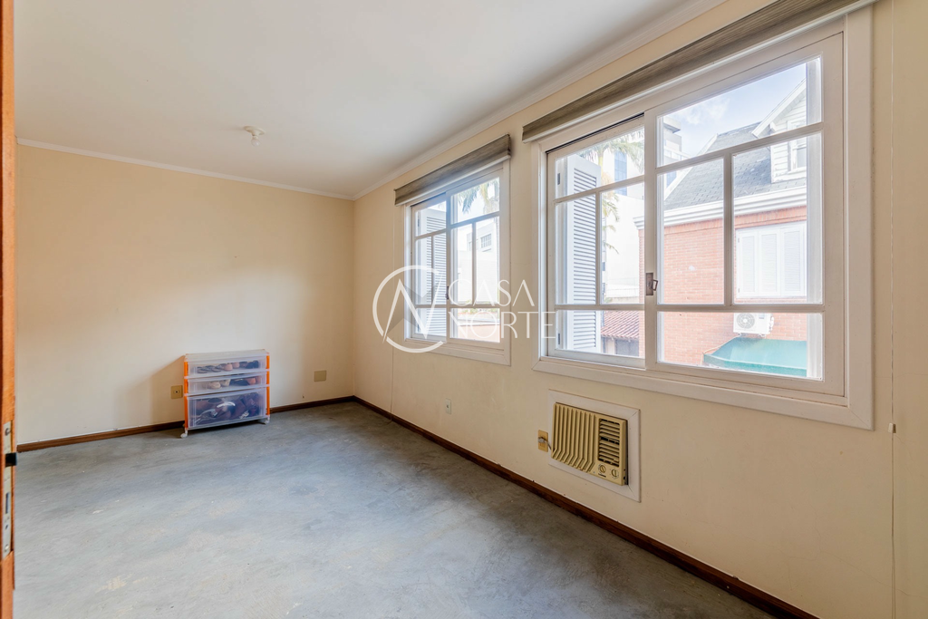 Casa de Condomínio à venda com 3 quartos, 222m², 1 suíte, 3 vagas, Rua Engenheiro Ildefonso Simões Lopes no bairro Três Figueiras em Porto Alegre