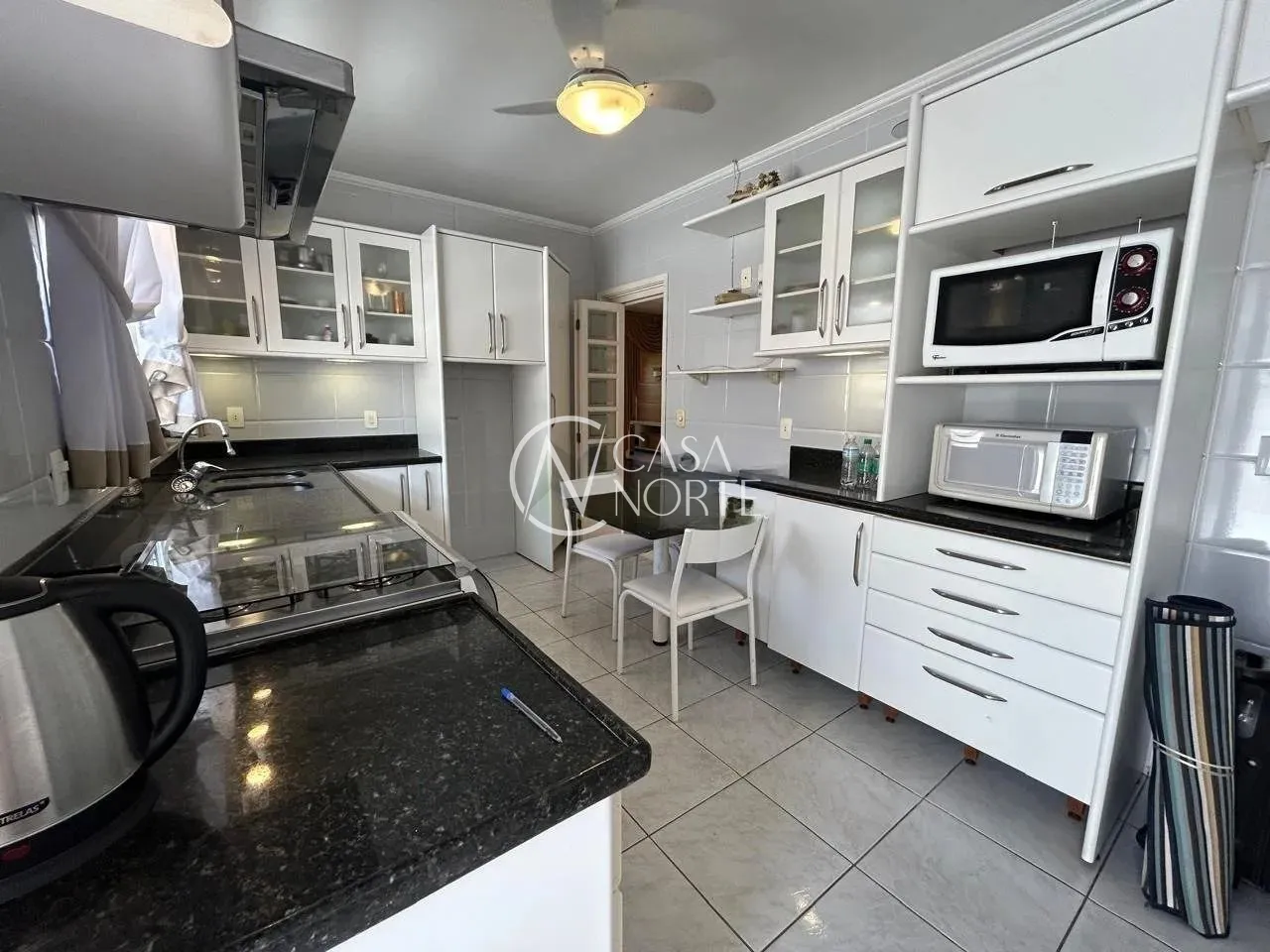 Casa à venda com 5 quartos, 250m², 1 suíte, 3 vagas, Rua Líbia no bairro Vila Ipiranga em Porto Alegre