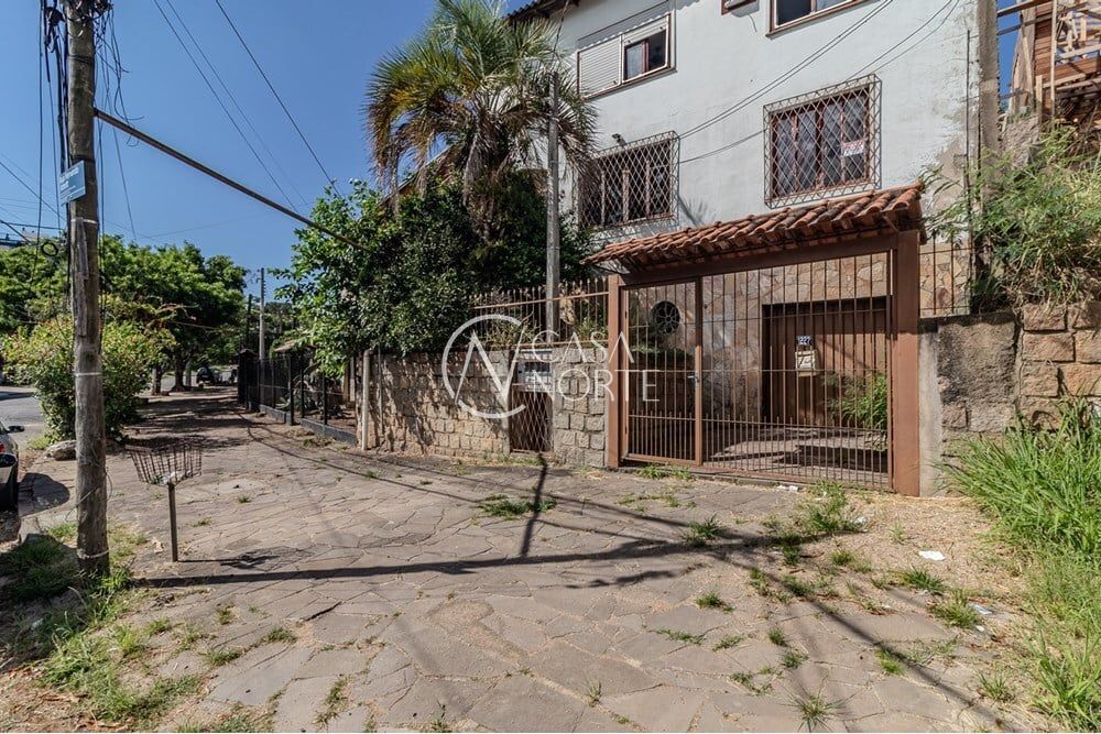 Casa à venda com 6 quartos, 210m², 2 vagas, Fernando Abbott no bairro Passo da Areia em Porto Alegre